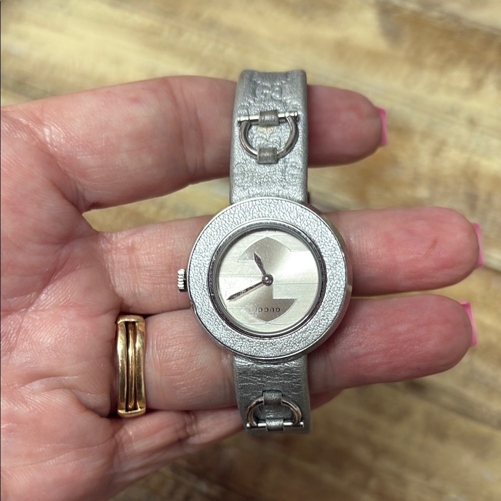 ⭐️ ✨authentic vintage Gucci Silver with Minimalist Design.